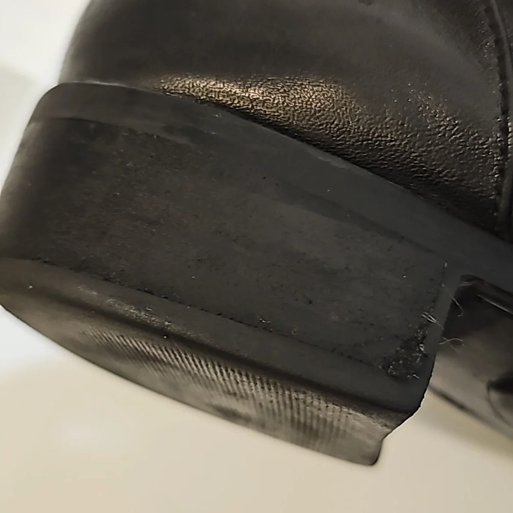 Mee too, Black Kknee Hgh leather boots low heel round toe size 9.5M